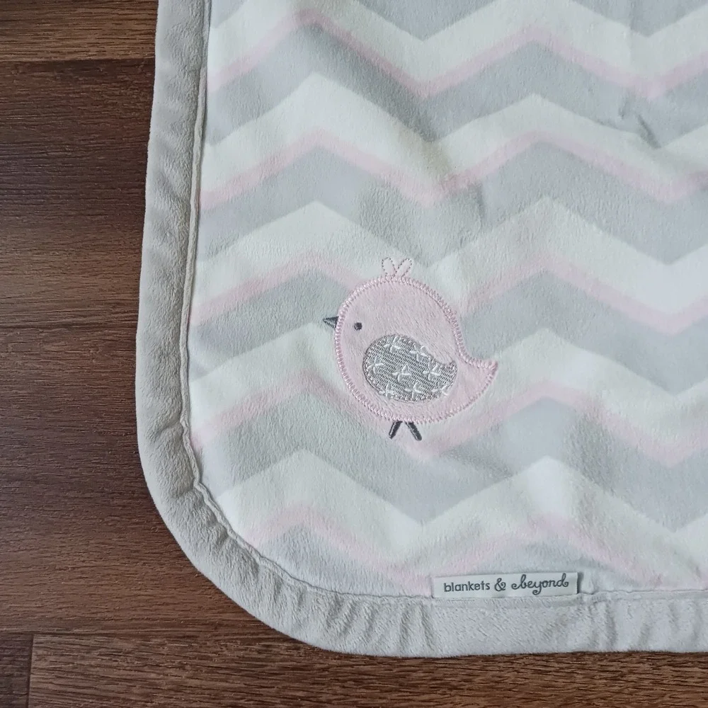 Blankets and Beyond Pink Gray White Chevron Stripes Baby Blanket Bird 30 x 26‎